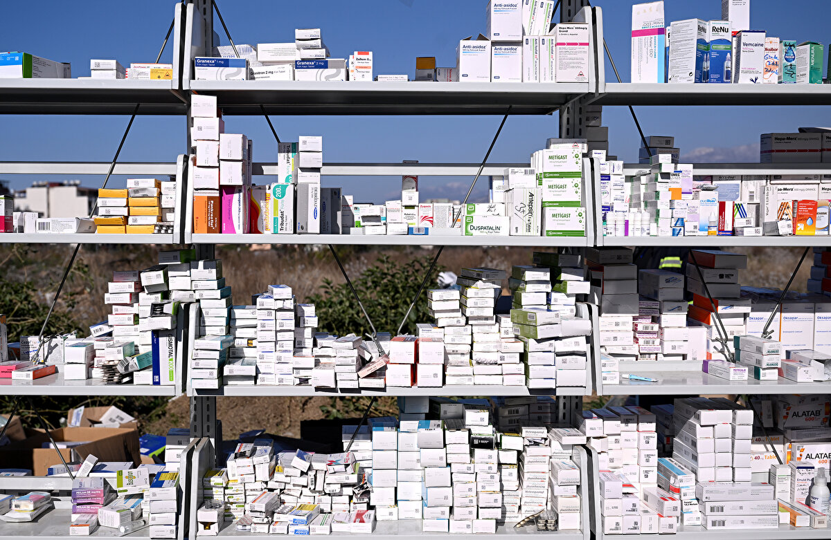 Depremde yakınlarını kaybettiklerini aktaran Türen, şöyle devam etti:<br><br>"Hiçbirinin ne enkazını kaldırmaya ne de cenazesine gidemedik çünkü bize ihtiyacı olan insanların olacağını düşündük. Bunu kendimize görev bildik. Unutamayacağımız acılar yaşadığımız meslektaşlarımızla yan yana gelip konteyner eczane kurduk. Ne yapacağımızı bilmememize rağmen tamamen gönüllü eczacılarımızla bu durumu dert edindik. Depremin üçüncü gününde konteyneri açtık. Daha tasnif bile yapamadan insanlara bulabildiğimiz ilaçları dağıtmaya başladık. Deprem şokunun ardından insanların ihtiyaçları artmaya başladı. İlaçlarını aramaya başladılar. Buradan günlük ortalama 5 bin kişi ihtiyacını karşılaşabiliyor."