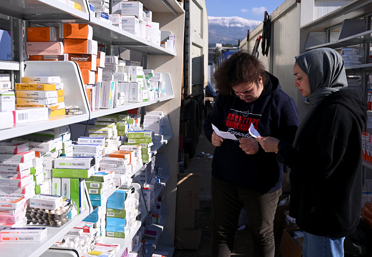 Herkesin öncelikle yakınlarına ulaşmaya çalıştığını anlatan Türen, "Çevremizdeki yardıma muhtaç kişilere ve enkaz altında kalanlara nasıl faydalı olacağımızın derdine düştük. Bir yandan da sağlıkçı olmamız gereği bu insanlarımızın ilaç ve eczacılık hizmetine nasıl ulaşacağını aynı anda yüreğimizde hissetmeye çalıştık" dedi.