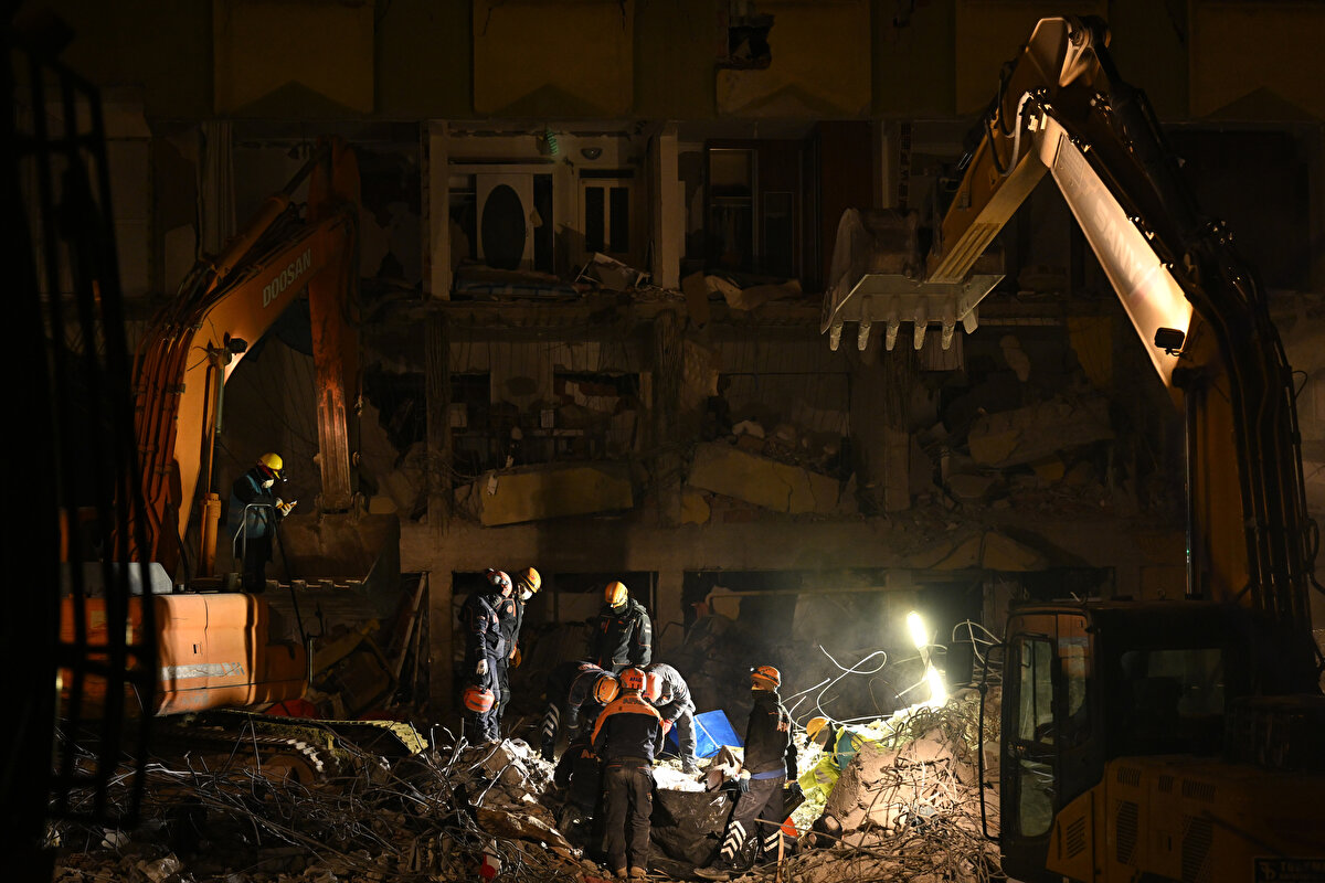 Yıkım çalışmalarının sürdüğü binalarda bazı ev sahipleri, enkazlardan çıkan değerli eşyalarını topluyor.<br>