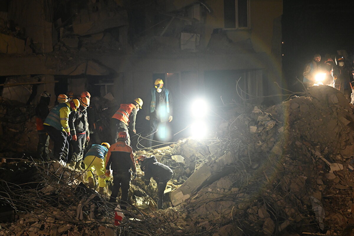 Binalardan beton örnekleri de alınıyor. Savcılık nezaretinde betonlardan karot örnekleri alınıyor.<br>