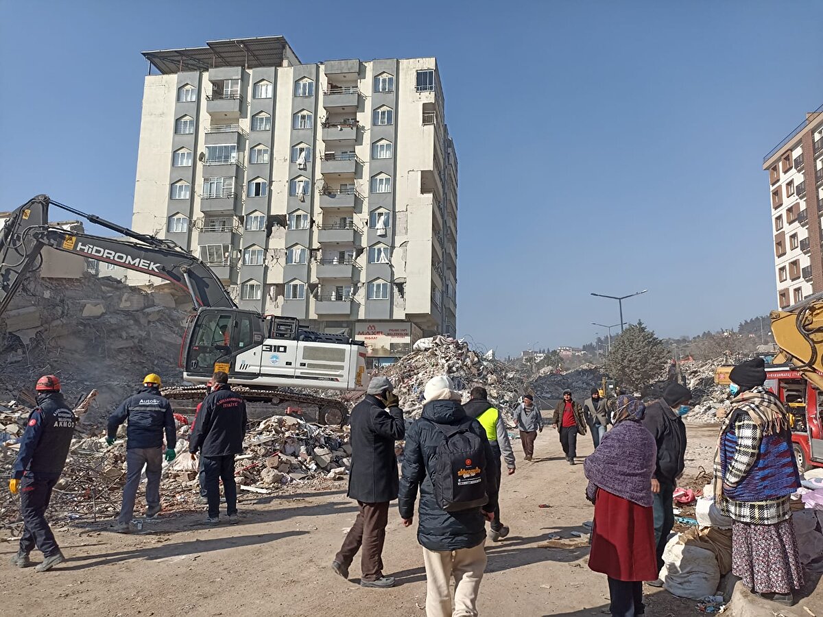 'KOMŞUMUZ 4'ÜNCÜ KATTAN ATLADI'<br>Ebrar sitesinde yaşayan eşi ve 2 çocuğu ile birlikte ayakta kalan binadan sağ çıkan Fatih Nar, deprem anında yıkılan binaları gördüğünü ve şoka girdiğini anlattı. Yatakta olduğunu belirten Nar, "Deprem başladığında ben yataktaydım şoka girdim. Bina sallanıyor duvarlar yıkılıyordu. Sonra evlatlarımdan birinin sesini duydum baba diye bağırınca kendime geldim. Ve gittiğimde 2 evladım da odanın ortasında oturuyorlardı. Balkona çıktım yan ve karşıdaki binaların yıkıldığını gördüm, ortalık toz dumandı.
