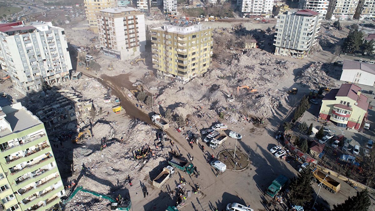 Yani binalar sağlam veya değil konusunda depremle ilgili bir bilgi verilmedi fakat şöyle bir söylem vardı. Ebrar Sitesi'nin çok dayanıklı olduğu, çok sağlam olduğu söylentisi vardı fakat bunu bilemiyoruz. Şu anda da gördüğümüz gibi yerle bir olmuş durumda. Kahramanmaraş'ta olan bu korkunç depremde en çok kaybı Ebrar Sitesi verdi. Çünkü tamamı yıkılmış oldu" dedi.