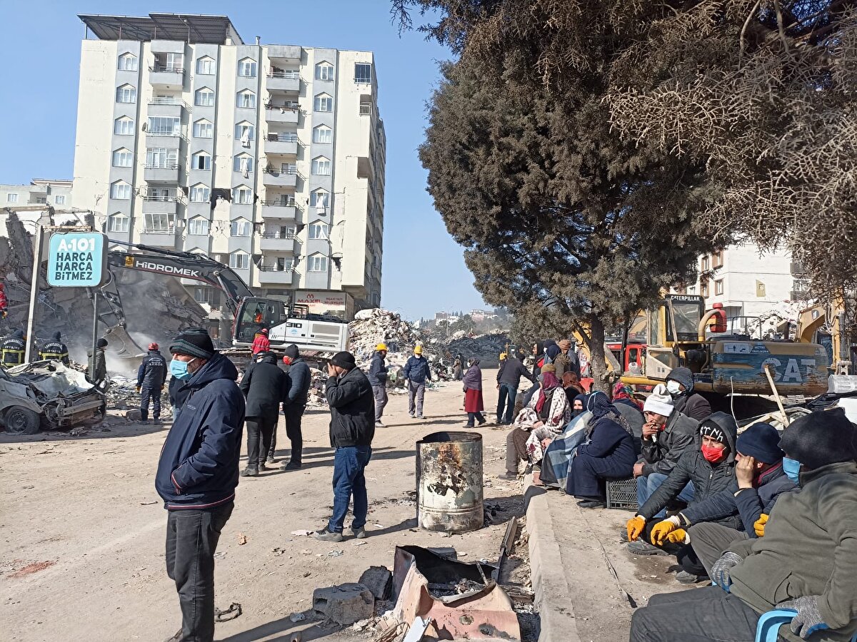 Çocuklarımı alıp binadan inmeye başladım. İnerken binaların yıkıldığını gördüm. Bina yıkıla yıkıla inmeyi başardık. 4'ncü kattan bir komşumuz balkondan atlayarak belini kırdı. Binadan indiğimizde zaten her yer, yerle bir olmuştu. Rabbim bir daha yaşatmasın. Ebrar Sitesi'nde her bir kat 4 daireden oluşuyor. Büyük bloklar. En çok hasarı olan zaten bu bloklar oldu. Yani depreme hiç dayanmadı. Deprem başladı henüz bitmeden binalar yıkılmaya başlamıştı zaten. Deprem bittiğinde de binaların tamamını yıkılmış olarak gördük.