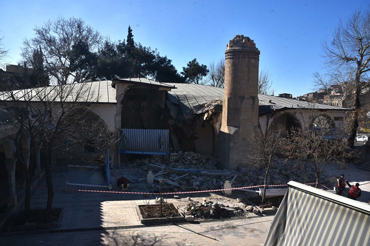 Ulu ve Arasa camilerinin minareleri ile giriş bölümleri yıkıldı; 1730-1770 yıllarında Saraç Hacı Hüseyin Efendi tarafından yapılan Saraçhane Camii ise tamamen yıkıldı.<br><br>