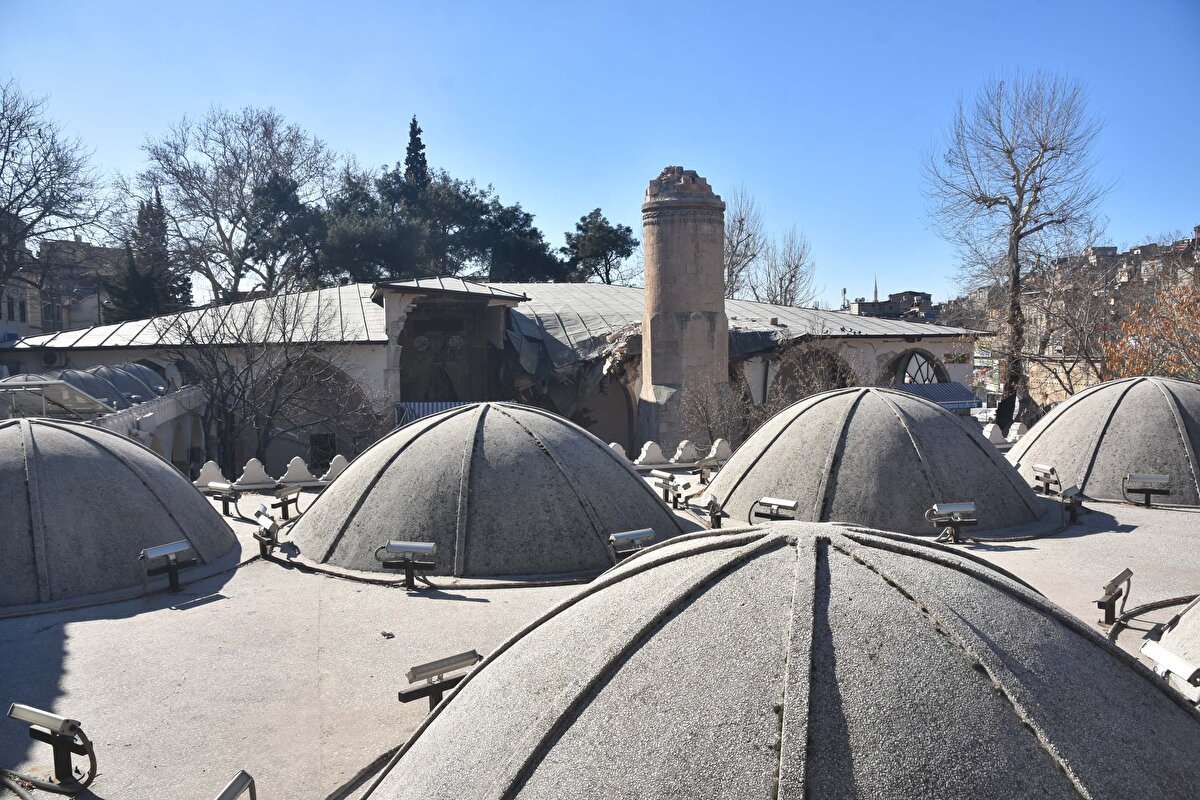 Dulkadiroğulları'ndan Süleymanoğlu Alaüddevle Bey tarafından 1496'da yapılan ve kentin sembolleri arasında yer alan Ulu Camii ve Dumlupınar Mahallesi'ndeki Timurtaş Paşa tarafından 1704 yılında yapılan ve çeşitli dönemlerde onarım gören, 2'nci Abdülhamid döneminde de minare hariç tamamen yıkılıp, yeniden inşa edilen Arasa Camii hasar aldı.<br><br>