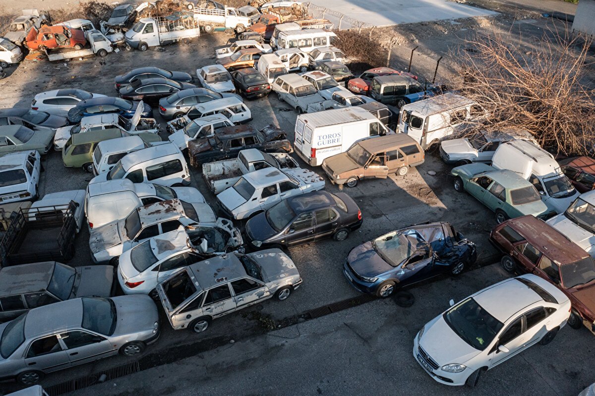 Kullanılamaz hale gelen çok sayıda araç, sahiplerinin talebi doğrultusunda onarım için yetkili servislere gönderiliyor.<br><br>Otoparklardaki hasarlı araçlar, dronla görüntülendi.