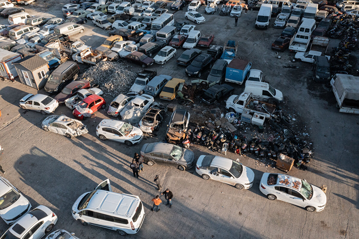 Otopark işletmecisi Mustafa İşlek, AA muhabirine, araçların çoğunun kullanılamaz halde olduğunu söyledi.<br><br><br>Bu dönemde yoğun mesai yaptıklarını dile getiren İşlek, şu ana kadar 60'a yakın aracı çekiciyle otoparka getirdiklerini belirtti.
