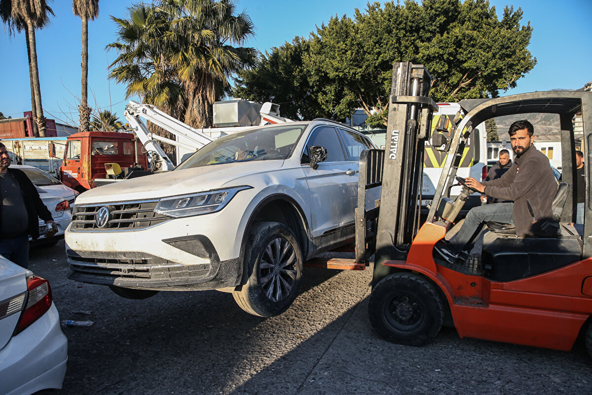 İşlek, "Enkaz altındaki araçları kendi himayemize alıyoruz ve kasko şirketleriyle irtibat kurup servislere götürüyoruz. Yıkılan yerlerden hala araçları getirmeye devam ediyoruz." dedi.<br>