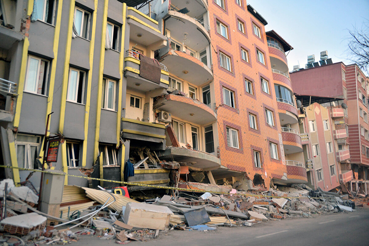 ahramanmaraş merkezli depremlerin vurduğu Hatay'ın Kırıkhan ilçesinde bazı binalar birbirine yaslanarak, yıkılma tehlikesi oluşturdu. Vatandaşların büyük panik yaşadığı depremde bu binalar ağır hasar alırken, ilçedeki çok sayıdaki bina da enkaza dönüştü.