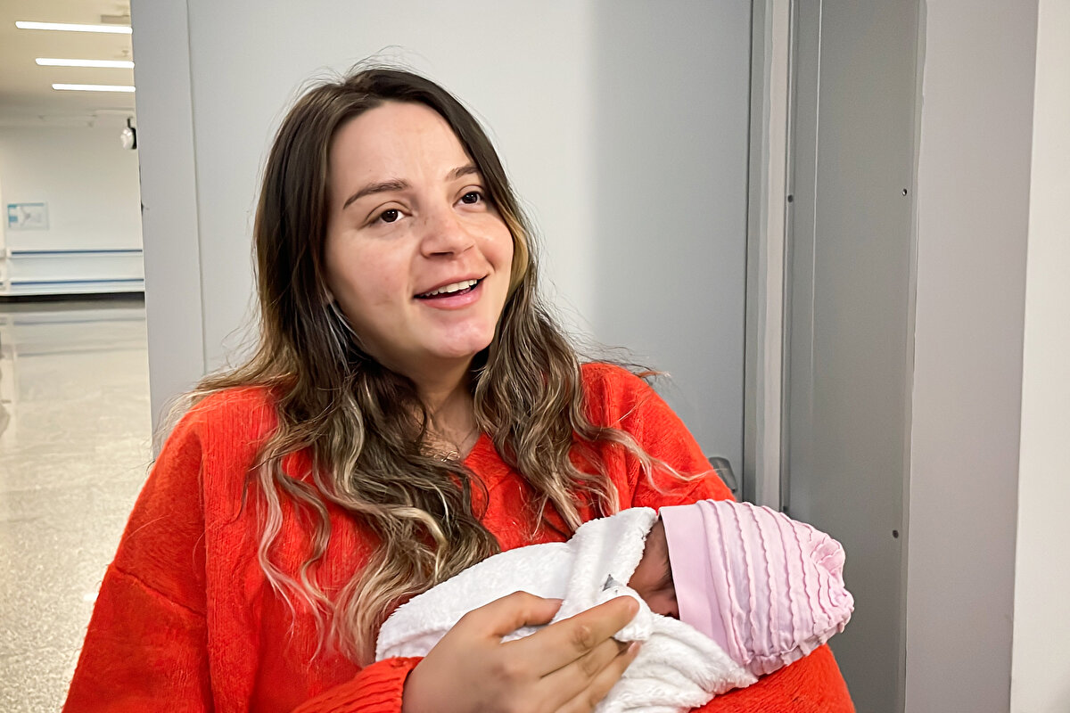 Odabaşı Mahallesi'ndeki özel hastanenin enkazından çıkarılan 32 yaşındaki Mustafa Avcı, ambulansla sevk edildiği Mersin Şehir Hastanesi'nde tedaviye alındı.<br>