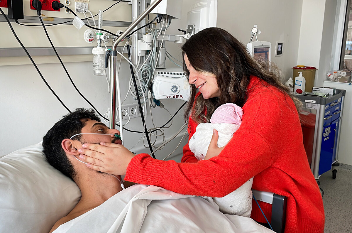 Hayatımızın en güzel günü"<br><br>Bilge Şahinkaya Avcı da hayatlarının en güzel gününü yaşadıklarını söyledi.<br><br>Eşinin enkazdan sağ olarak çıkarılmasına hala inanamadıklarını dile getiren Avcı, "Çok mutluyuz. Umudumuzu yitirmiştik, 12. gün olmuştu. Artık sözlerin kifayetsiz kaldığı yerdeyiz. Kızım hep 'Babam bugün gelecek.' dermiş gibi gülüyordu. O bizim mucizemiz oldu artık. Hala yaşadığına inanamıyoruz. Artık böyle görünce inanır olduk. Çok şükür Allah onu bize bağışladı." diye konuştu.