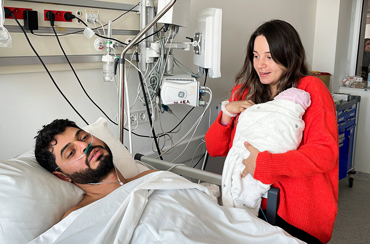 Avcı, bebeklerinin depremin olduğu gece dünyaya geldiğini belirterek, şunları kaydetti:<br><br>"Sancıyla beraber hastaneye gitmiştik. Bebeği sezaryenle erken aldılar. Yaklaşık 5 saat sonra da deprem oldu. Biz kendimizi bebeğimle kurtardık ama eşim enkaz altında kaldı. Eşimi hayatta tutan bebeğimizdi. Enkazdan çıkar çıkmaz ilk olarak beni ve bebeğimizi sormuş. Ona orada dayanma gücü veren ben ve bebeğim oldu. O kadar seveni varmış ki uzaktan, yakından herkes benim kadar üzüldü, ağladı. Güzel haberi alınca çok sevindiler, benim kadar mutlu oldular. Bebeğimizi bir defa kucağına almıştı. Adını Almila koymuştuk ama bir diğer adı da mucize olabilir. Mucize Almila'mız olabilir."<br>