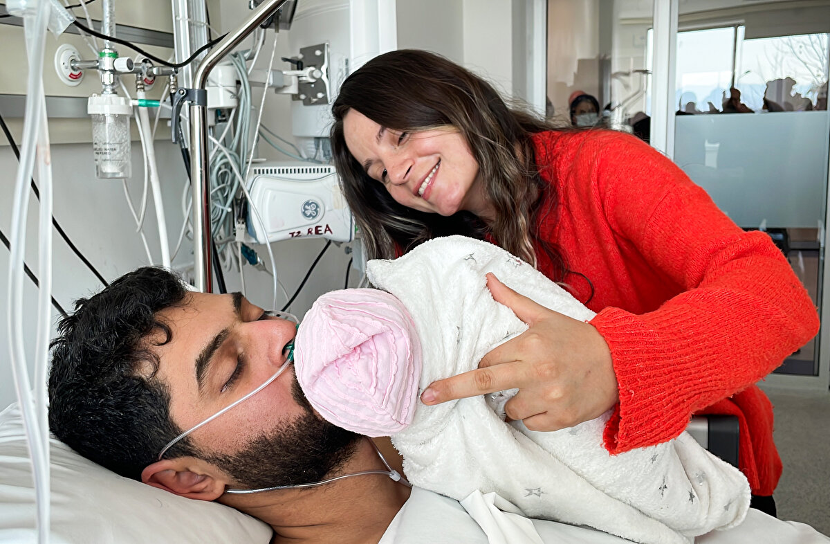 Duygu dolu anlar yaşanan buluşmada Bilge Avcı, kocasının göğsüne kızını yatırdı, sevinç gözyaşları döktü. Baba Avcı da enkazdan kurtulduktan sonra yan yana geldiği kızını öptü, kokladı.<br>