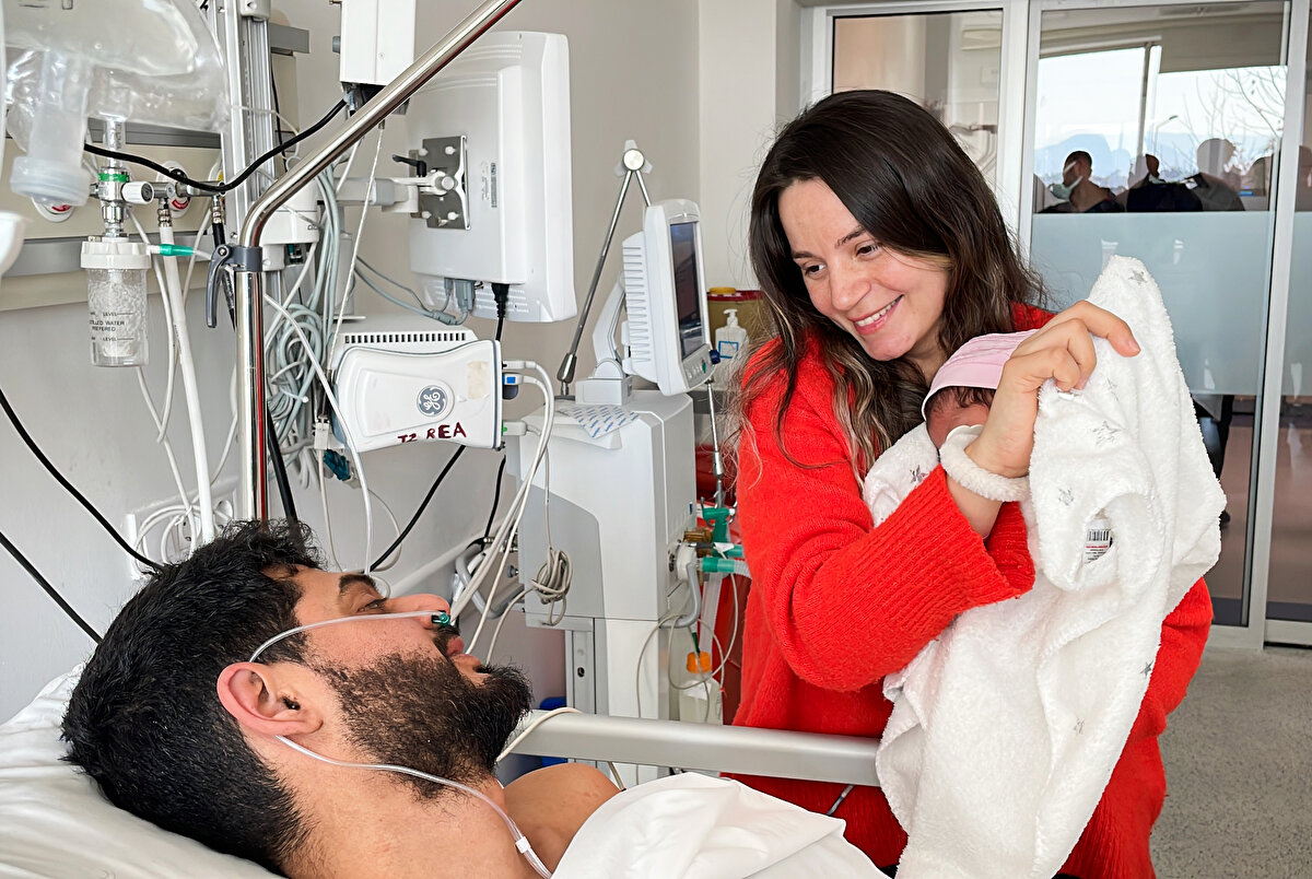 Depremin 261. saatinde eşinin kurtarılmasıyla büyük sevinç yaşayan Avcı, kocasını hastanede bebeğiyle ziyaret etti, hasret giderdi.<br>