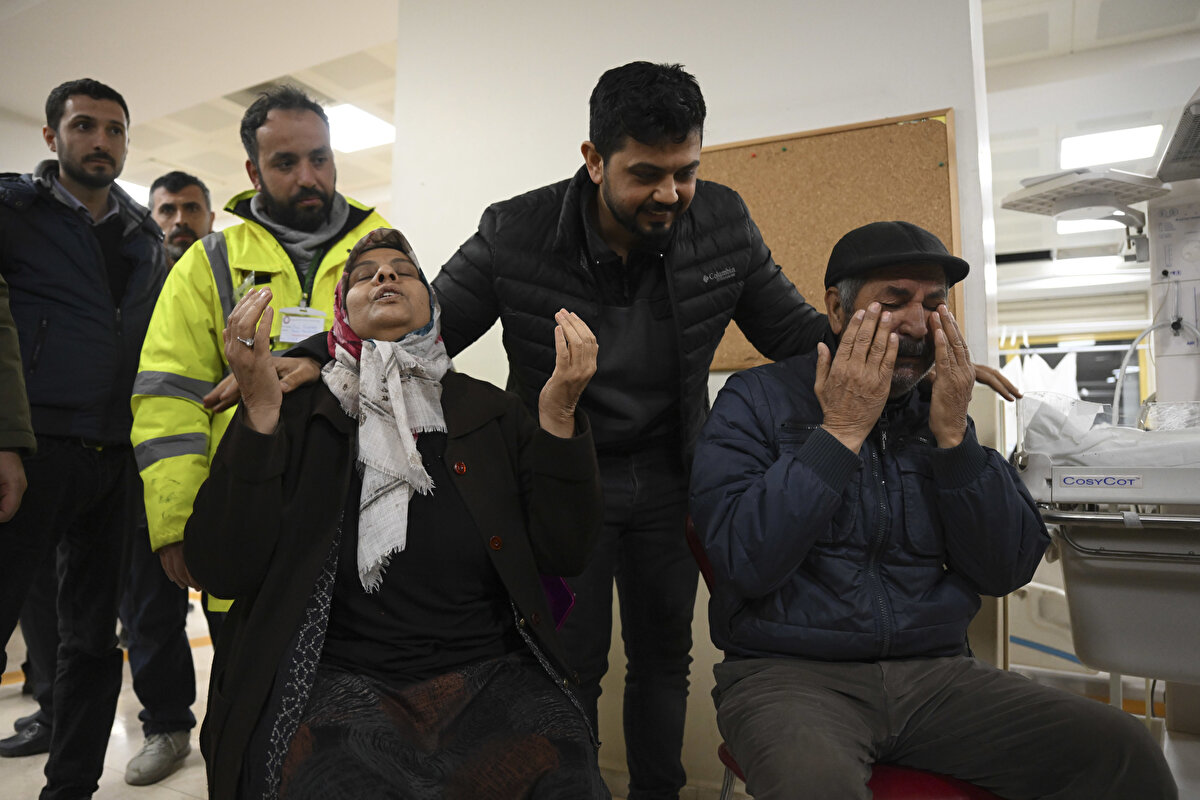"Her şeyin en kötüsüne hazırlıklıydım"<br>Mustafa Avcı'nın babası Ali Avcı, hastanede yaptığı açıklamada, oğlunun kurtarılmasına katkı sağlayan herkese teşekkür etti.<br><br>Evladının hayatta olduğunu öğrenince inanamadığını anlatan baba Avcı, şöyle konuştu:<br><br>"Ben artık umudumu tamamen bitirmiş bir vaziyetteydim yani bu, gerçekten bir mucize. Ben buradan sizin aracılığınızla Hatay Vali Yardımcısı'nın ismini bilmiyorum ama ahdim olsun gidip onun ellerinden öpeceğim. Devletin sıcaklığını vali yardımcısının eliyle sırtımda hissettim. Çocuğumu tekrar bana verdiler. Bu konuda katkı sağlayan herkesten binlerce, milyonlarca kez Allah razı olsun. Ben o enkazı gördükten sonra oğlumun oradan sağ çıkabileceğine hiç ihtimal vermemiştim. Her şeyin en kötüsüne hazırlıklıydım. Gerçekten bir mucize oldu. Yeniden Allahutaala oğlumu ikinci kez bana vermiş oldu."