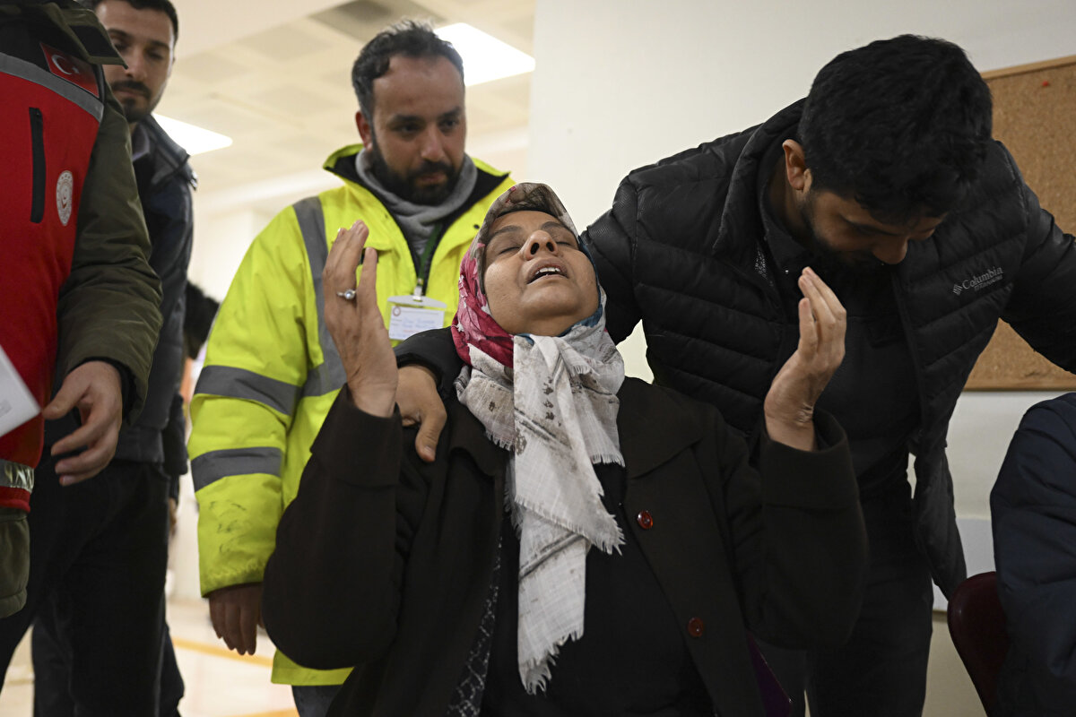 Hatay'da iki aile depremin 261. saatinde enkazdan çıkarılan evlatlarına kavuştu <br>Hatay'ın merkez Antakya ilçesindeki özel hastanenin enkazından depremin 261. saatinde sağ çıkarılan 26 yaşındaki Mehmet Ali Şakiroğlu ile 34 yaşındaki Mustafa Avcı'nın aileleri, evlatlarına günler sonra kavuşmanın mutluluğunu yaşadı.<br><br>Şakiroğlu ve Avcı'nın aileleri, evlatlarının enkazdan kurtarıldığı haberi üzerine Hatay Mustafa Kemal Üniversitesi (MKÜ) Araştırma ve Uygulama Hastanesi'ne gitti.<br><br>Yıkılan hastanenin enkazından 261 saat sonra çıkarılan evlatlarını gören ve sarılan aileler, sevinç gözyaşı döktü.<br><br>