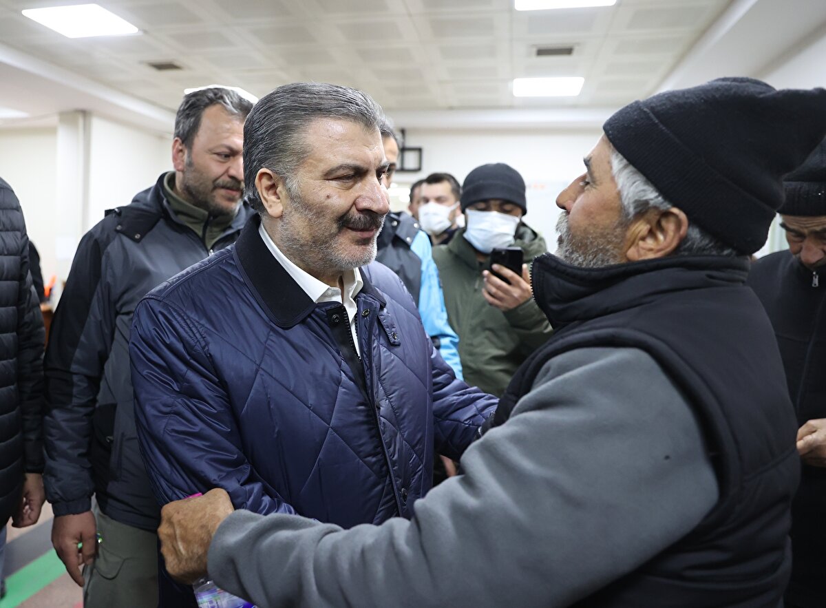 Bakan Koca, depremin 261. saatinde enkazdan çıkarılan Avcı'nın yakınıyla konuştuğu görüntüleri paylaştı<br>Sağlık Bakanı Fahrettin Koca, Hatay'da depremin 261'inci saatinde enkazdan kurtarılan Mustafa Avcı'nın, telefonda yakınıyla konuştuğu görüntüleri paylaştı.<br><br>Koca, sosyal medya hesabından yaptığı paylaşımda, Avcı'nın tıbbi müdahalenin ardından ilk olarak telefon numarasını hatırladığı yakınını aradığını belirtti.<br><br>Paylaşımında Avcı'nın, telefonda yakınıyla konuştuğu görüntülere de yer veren Koca, "Kardeşimiz Mustafa'yı bu kadar iyi görmekten çok mutluyuz." ifadesini kullandı.<br><br>Videoda Avcı'nın, ailesinin durumunu sorduğu yakını, "Hepsi iyi, hepsi seni bekliyor." diye yanıt veriyor. Avcı'nın, durumunun iyi olduğunu söylemesi üzerine yakını mutluluktan ağlıyor.