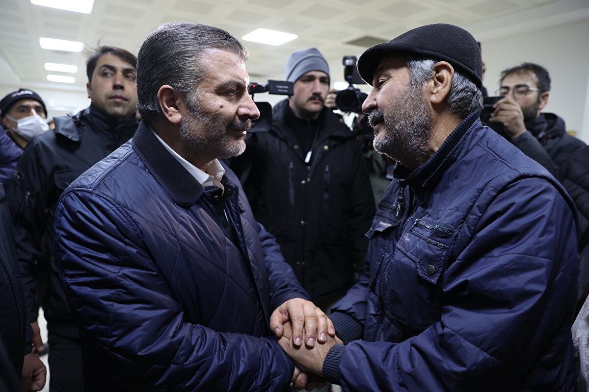 Bakan Koca, depremin 261. saatinde enkazdan çıkarılan Avcı ve Şakiroğlu'nu ziyaret etti<br>Sağlık Bakanı Fahrettin Koca, Hatay'ın merkez Antakya ilçesindeki binanın enkazından depremin 261. saatinde sağ çıkarılan Mustafa Avcı ve Mehmet Ali Şakiroğlu'nu hastanede ziyaret etti.<br><br>