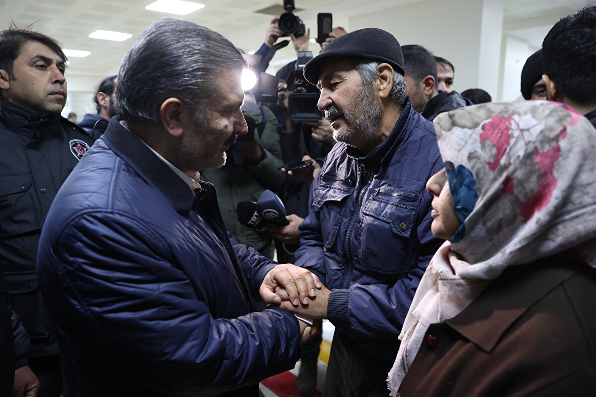Koca, Hatay Mustafa Kemal Üniversitesi (MKÜ) Araştırma ve Uygulama Hastanesi'nde tedavi gören depremzedelere görüştü.<br><br>Odabaşı Mahallesi'ndeki özel hastanenin enkazından depremin 261. saatinde çıkarılan 34 yaşındaki Avcı'yı da ziyaret eden Koca, baba Ali Avcı'ya geçmiş olsun dileğinde bulundu,<br><br>Acıların büyük olduğunu belirten Koca "Bu acımızı şimdilik içimize gömüyoruz, yeni canlarımızı kurtarmak için. Bütün arkadaşlarımız seferber durumdalar. Rabbim benzer felaketleri milletimize bir daha yaşatmasın inşallah. Bir ve beraber oldukça bütün zorlukların üstesinden geleceğimizi biliyoruz. Bundan hiç şüphe yok." diye konuştu.<br><br>Bakan Koca, daha sonra Avcı'nın babasının elini öpmek istedi. Buna izin vermeyen baba Avcı ise Koca'ya teşekkür ederek, "Allah razı olsun sizlerden, çocuğumu bana geri verdiniz." dedi.<br><br>Aynı enkazdan çıkan 26 yaşındaki Mehmet Ali Şakiroğlu'nu da ziyaret eden Koca, geçmiş olsun dileklerini iletti.