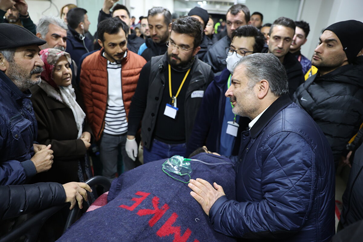 Odabaşı Mahallesi'ndeki özel hastanenin enkazında çalışma yürüten ekipler, iki kişinin canlı olduğunu tespit etti.<br><br>Özel harekat polislerinin de yer aldığı yoğun çalışmanın ardından 26 yaşındaki Mehmet Ali Şakiroğlu ve 34 yaşındaki Mustafa Avcı'ya ulaşıldı.