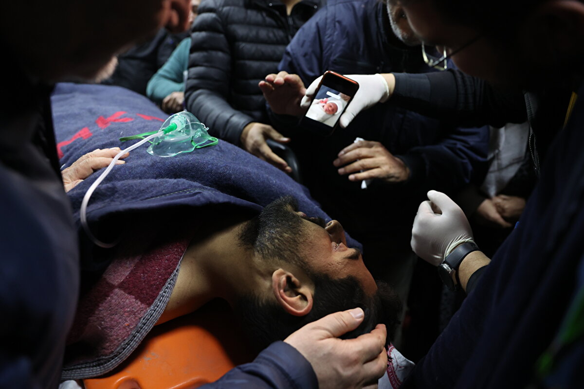 Ekipler, Şakiroğlu ile Avcı'yı enkazdan depremin 261. saatinde sağ çıkardı.<br><br>Şakiroğlu ve Avcı hastaneye kaldırıldı.<br><br>Kardeşiyle telefonla konuştu<br>Hatay Sahra Hastanesi'nde ilk müdahalesi yapılan Mustafa Avcı, bir görevlinin yardımıyla kardeşiyle telefonla konuştu.<br><br>Kardeşine ailesini soran Avcı, "Hepsi kurtuldu mu, Nazlı? Birazcık da olsa seslerini duyayım." dedi.<br><br>Kendisini kurtaran ve telefonla kardeşiyle görüştüren ekiplere teşekkür eden Avcı, daha sonra Hatay Mustafa Kemal Üniversitesi (MKÜ) Araştırma ve Uygulama Hastanesi'ne sevk edildi.<br>