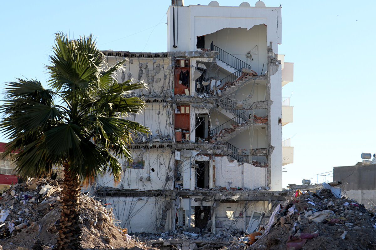 Adıyaman şehir merkezinde bin 166 bina tamamen yıkılırken ağır hasarlı olduğu öğrenilen 6 bin 108 binanın da ekipler tarafından yıkılacağı belirlendi.<br><br>