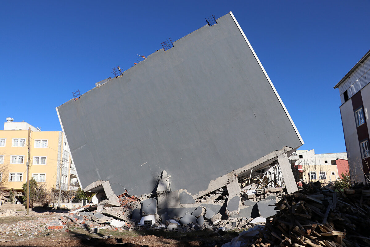 Adıyaman şehir merkezinde bin 166 bina tamamen yıkılırken ağır hasarlı olduğu öğrenilen 6 bin 108 binanın da ekipler tarafından yıkılacağı belirlendi.<br><br>