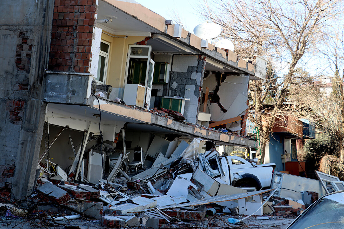 İlçe merkezinin fay hattına uzak bir alana taşınmasının söz konusu olduğunu vurgulayan Bilgin, şunları kaydetti:<br><br>"Orada vatandaşları teskin etmek, burada büyük bir felaketin olduğunu anlatmak için yapılan haberi böyle abartarak gösterdiler. Bu gerçeği yansıtmamakta. Ayrıca ilçe merkeziyle ilgili yapılan tespitlerde yüze 20'si hariç binaların ya ağır hasar ya yıkık ya da az hasarlı olduğu yapılan tespitlerden anlaşılmakta. Orada sanki şehir merkezini alıp başka bir ile taşıyacakmış gibi anlamışlar, öyle değil. İlçe merkezinin kendi alanında değil hemen yanında veya yakınında bulunan fay hattından uzak bir alana taşınması söz konusu."