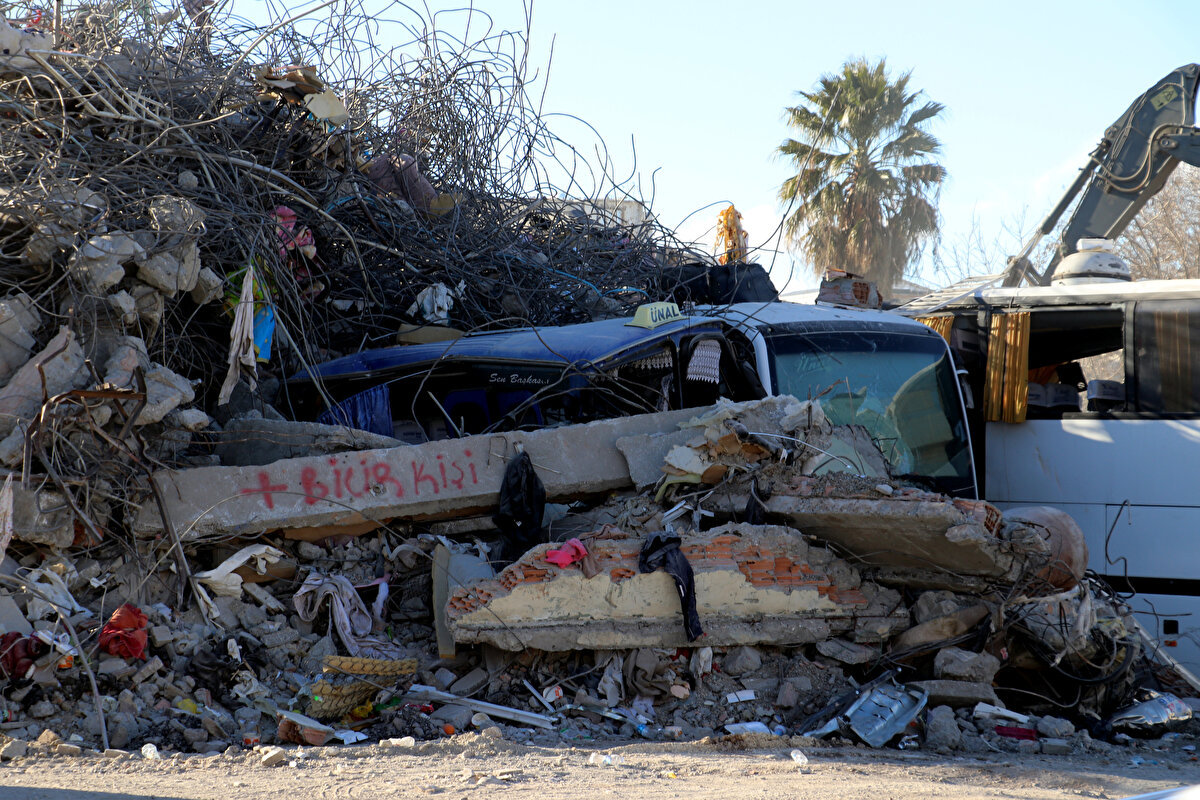 Öte yandan Gaziantep'in Nurdağı ilçesinde koordinatör vali olarak görevlendirilen Şırnak Valisi Osman Bilgin de ilçenin fay hattından uzak bir alana taşınmasının söz konusu olduğunu belirtti.<br><br>Bilgin, ilçedeki koordinasyon merkezinde yaptığı açıklamada, Nurdağı'nın depremde en çok zarar gören ilçelerden biri olduğunu söyledi.