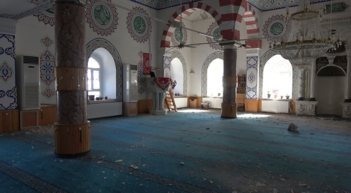 Hasar tespit edilen binaların da kontrollü olarak yıkılacağı öğrenildi. Dün ilçeye giden AK Parti Grup Başkanı ve Sivas Milletvekili İsmet Yılmaz, beraberinde Sivas Milletvekili Semiha Ekinci ve ilçe yöneticileri ile hasarlı binaları inceleyerek bilgi aldı.<br><br>