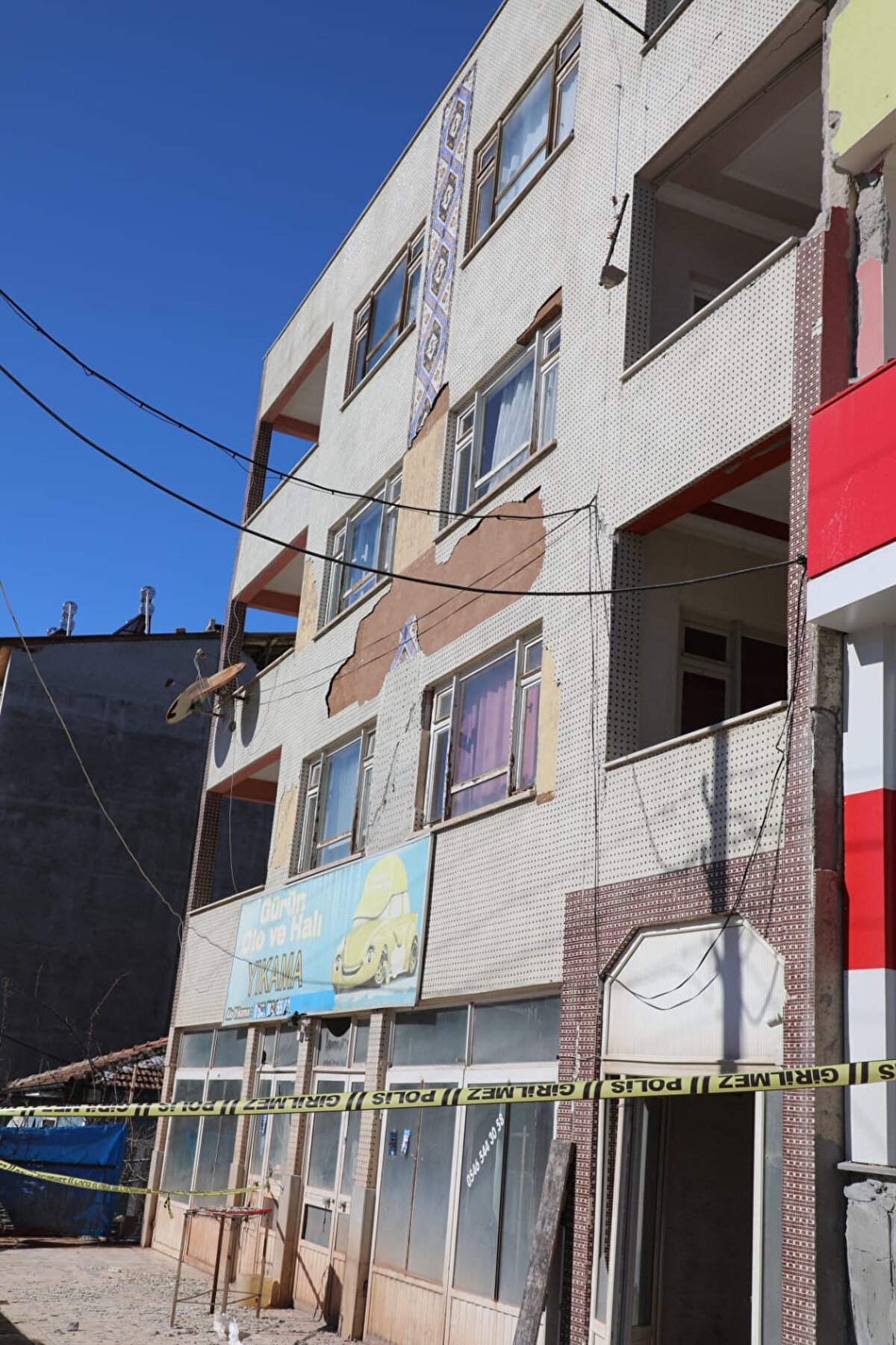 Yapılan incelemelerde bina yıkımı görülmeyen ilçede, köylerle birlikte 147 yapıda ağır hasar oluştuğu belirtildi.<br><br>