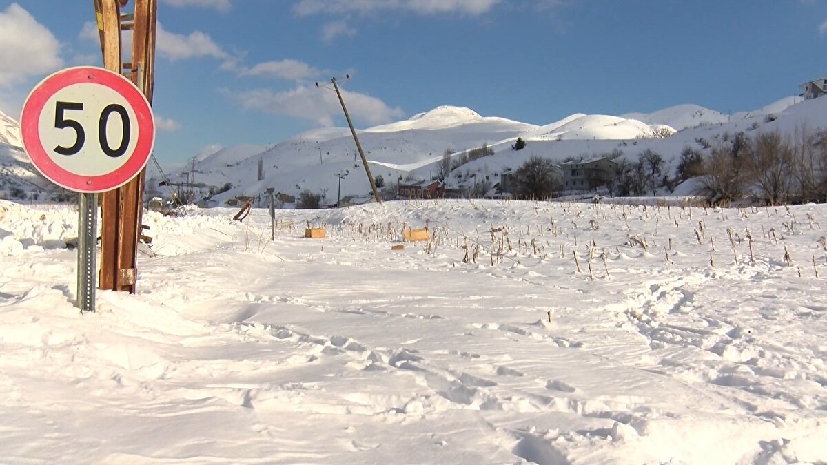 İNSANLARIN GEÇİM KAYNAĞI ENKAZIN ALTINDA KALDI <br><br>İlaç almak için Adıyaman'a giden Yusuf Sekban da, "Yollar önce düzdü, bu deprem olunca yollar yarıldı, köprülerde sıkıntı oldu. Bomba atar gibi ses geldi, o korku bize yeter.