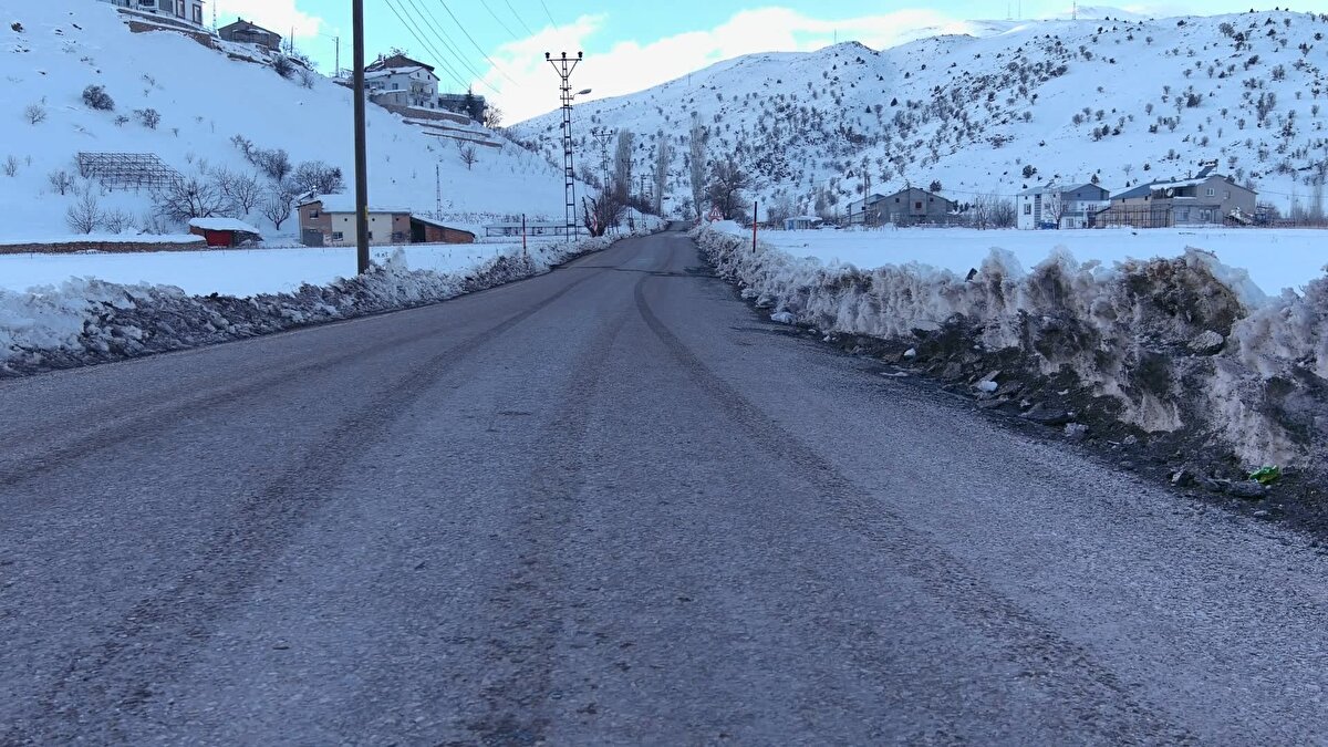 İnsanlar köyden gitmiş çünkü, burada yapacak bir şey yok. Tuvalet, su olmadığı için de gittiler. Ben de Çelikhan'dan ilaç almak için geldim" dedi