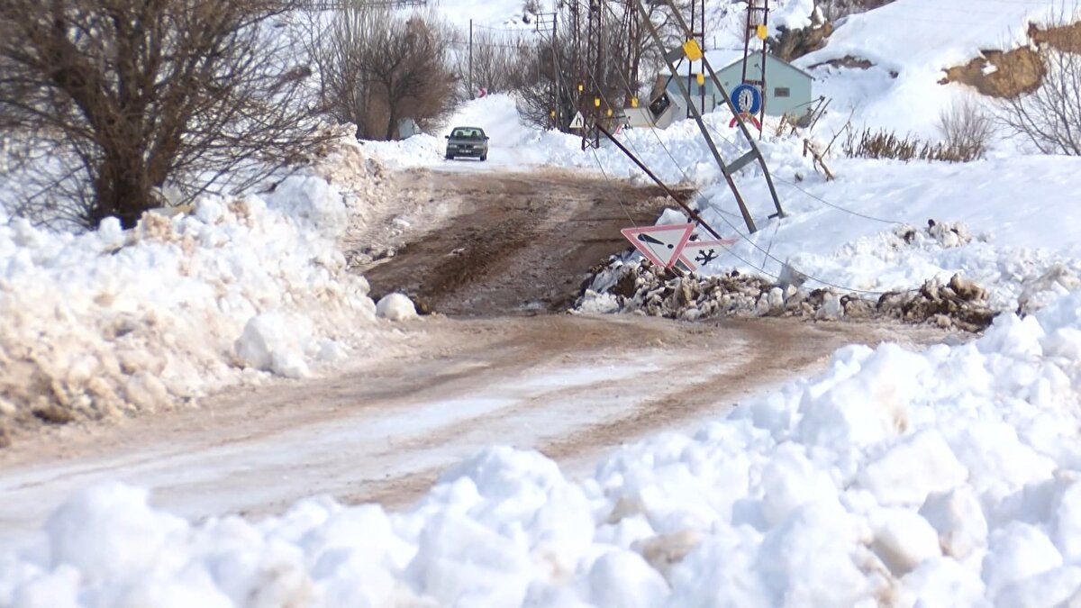 Tütün tarlası yükselmiş. Tarla 2-3 metre yukarı kalkmış. Ben 10 deprem gördüm, bunun üçte biri değildi.