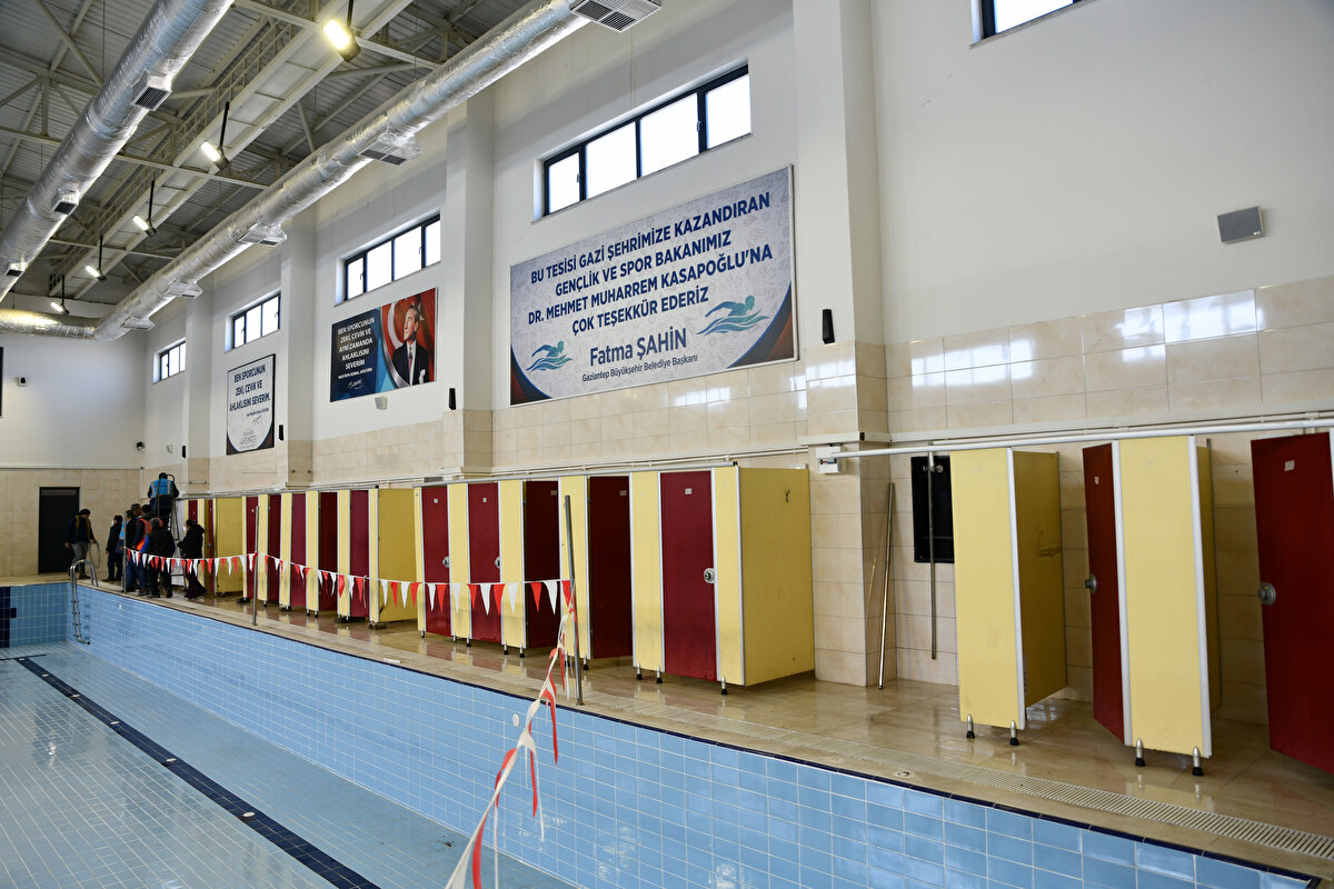 Depremzedelerin duş ve çamaşır yıkama ihtiyacını sahada gördükten sonra Vali Davut Gül ve Büyükşehir Belediye Başkanı Fatma Şahin'in talimatlarıyla çalışma yaptıklarını dile getiren Kördeve, ilçedeki yüzme havuzu tesislerinin bu hizmete tahsis edildiğini bildirdi.<br><br><iframe width="560" height="315" src="https://www.youtube.com/embed/JD-hZLQQBhA" title="YouTube video player" frameborder="0" allow="accelerometer; autoplay; clipboard-write; encrypted-media; gyroscope; picture-in-picture; web-share" allowfullscreen></iframe>