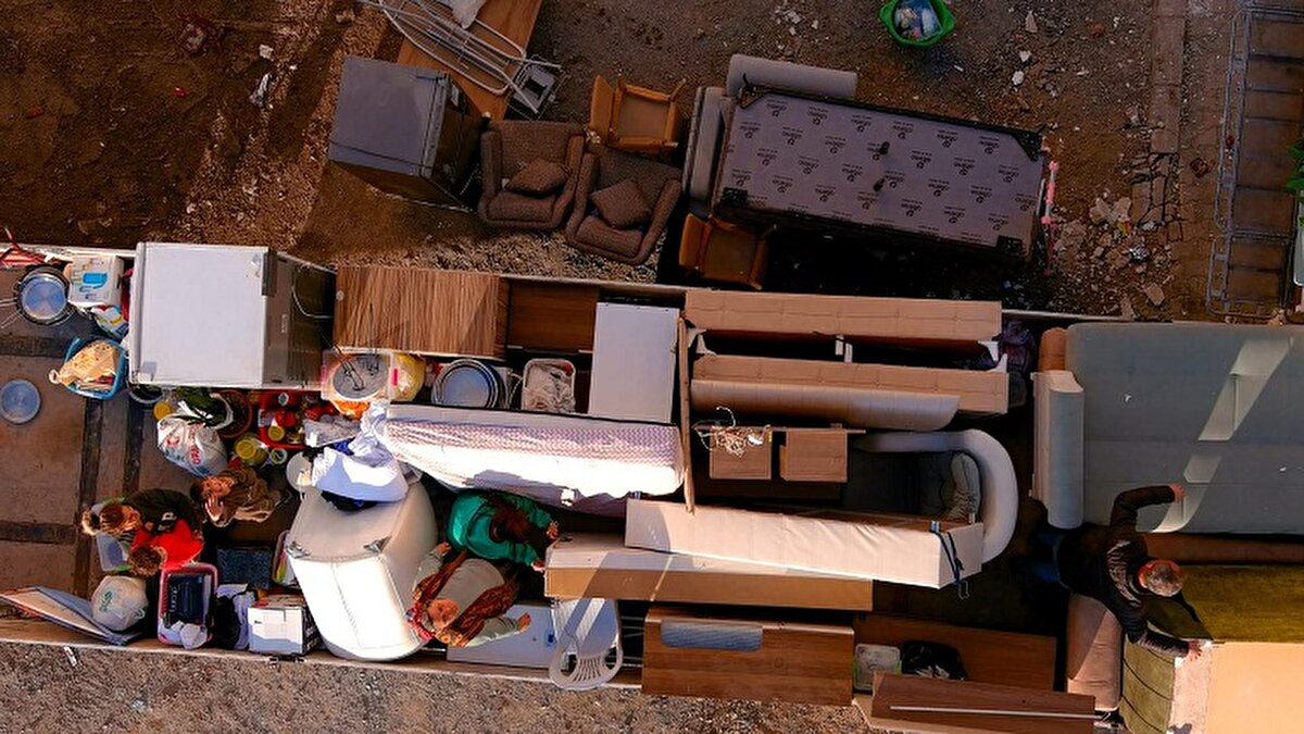  Asansörlü sistemle evin penceresinden aşağıya indirilen eşyalar, kamyonlara yüklendi. Ancak afetzedeler, nakliye için fiyat fırsatçılığından yakındı. Afetzedelerden Ramazan Özkan, “Bir tanesi geldi 9 bin lira istedi. Sadece indirmeye, taşımaya bile değil. Belli ki fırsatçılık var" ifadelerini kullandı.  Nakliye işi yapan Abdurrahman Şahin ise fiyat artışını kabul etti ancak yüzde 100'e varan artışların olmadığını savundu.  