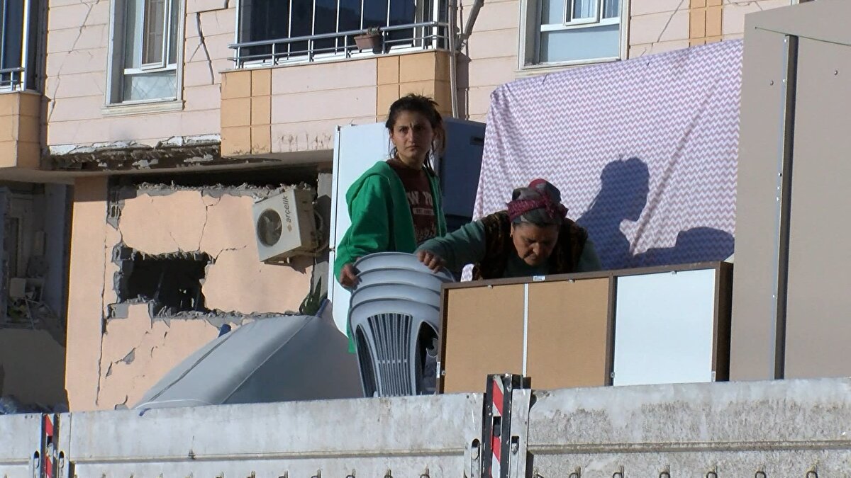 "BİR TANESİ 9 BİN LİRA İSTEDİ" <br>Nurdağı'nda yaşayan ve depremde evi ağır hasar gören Ramazan Özkan, “İlk deprem olduğunda ayaklandık, durmasını bekledik. Durmadı. İndik aşağıya, ikinci depremde bir bina gitti. Duvarlar bozuk kolonlar sağlam. Burada önemli olan müteahhit. Vinçte sıkıntı var. Bizim Türk milleti fırsatçı. Gelmiş 3 bin lira diyor, yarın desem bin liraya indirir. Bir tanesi geldi 9 bin lira istedi. Sadece indirmeye, taşımaya bile değil. Yere indirip gidecek, 9 bin lira. Bu ne vicdansızlık. İyi olabiliriz ama fırsatçıyız. Bizim ilk gün altınımız, paramız her şeyimiz içerideydi" dedi. 