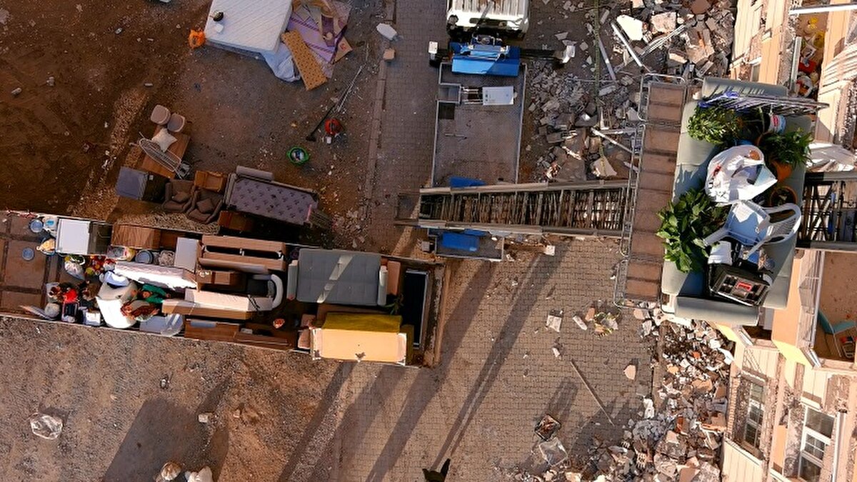 Depremden etkilenen illerden biri olan Gaziantep Nurdağı'nda hasarlı evlerde yaşayanlar ise evlerinde kalan eşyalarını tahliye edebilme peşine düştü. Özellikle yüksek katlarda oturanlar, hasardan dolayı evlerine giremeyince çareyi vinç desteğinde buldu. 