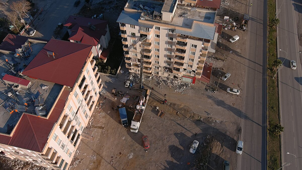 Bir başka eşyalarını kurtarma peşinde olan ve çadırda yaşayan bir kişi de “Çok şükür canımız sağ, şu anda iyiyiz. Eşyalarımız bu kadar. Tencereleri falan götürüyoruz. Onlarla yemek yapacağız. Devletimizden tek ricamız bizi bir an önce bir sağlam yere yerleştirmesi. Başka bir şeyimiz yok. Torunlarımı kurtarsam yeter. Gidecek yerimiz yok, olsa zaten gideriz" dedi