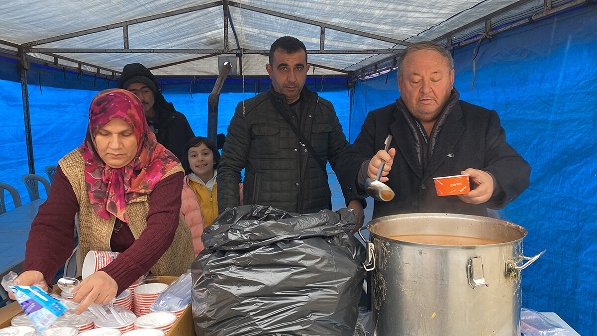 Kontrolü yapılan 32 bin 58 binadan 7 bin 477'sinde hasar tespit edildi, 276 bina için acil yıkım kararı verildi. Kent merkezine 40 kilometre uzaklıktaki Kadirli ilçesinde de deprem tüm şiddetiyle hissedildi. 