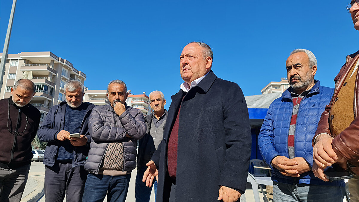 NÜFUSU 200 BİNE ULAŞTI<br>Can kaybı ve yıkılan bina olmaması nedeniyle çevreden Kadirli'ye bir göç dalgası yaşandığını da anlatan Başkan Tarhan, "Kadirli her iki depremden sonra 10 ilden depremzede göçü aldı. Kadirlimizin nüfusu 127 bin. Ancak şu an Kadirlimiz genelinde yaklaşık 200 bin nüfusa ulaşmış durumda. Yıkıma uğrayan 10 ilden de Kadirlimiz büyük göç almış durumda. Köylerimiz de dahil yoğun bir depremzede göçü alıyoruz. Aşevimiz hem ilçe merkezindeki hem de çevre illerdeki depremzedelere yiyecek içecek ulaştırıyor. Ayrıca depremzedelere ise çadır, soba, yakacak, kıyafet, battaniye, ısıtıcı, çocuklara mama ve bez olmak üzere tüm ihtiyaçları ulaştırıyoruz" diye konuştu.