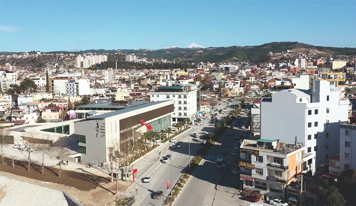 Ancak ilçe merkezinde can kaybı yaşanmadığı gibi bir tek bina bile yıkılmadı. İlçe merkezinde sokak sokak gezerek depremzedeler hakkında bilgi alıp inceleme yapan Kadirli Belediye Başkanı Ömer Tarhan,  Kadirli başta olmak üzere tüm deprem bölgelerine araç- gereç, ekip ve yaşam malzemeleri ile büyük bir dayanışma örneği sergilediklerini  söyledi. 