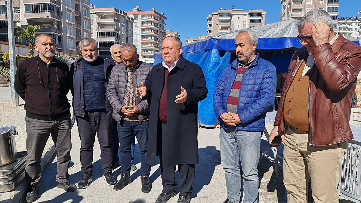 Yaraların hep birikte sarılacağını belirten Başkan Tarhan, "Kadirli depremden en çok etkilenen yerlerden biridir. Her iki depremi derinden hissettik ancak can kaybı ve yıkılan binalarımızın olmaması tesellimiz oldu. Hasarlı binalarımız var. Kadirli'de yaklaşık 30 bin civarında binamız mevcut. Bu 30 bin binadan çok az sayıda apartmanımızda ağır hasar var. Bunların dışında hafif hasarlı binalarımız da var. Çevre Şehircilik ve İklim Değişikliği Bakanlığı görevlileri tarafından hasar tespit çalışmaları devam ediyor. Birçok vatandaşımız evlerine girmeye başladı" dedi.