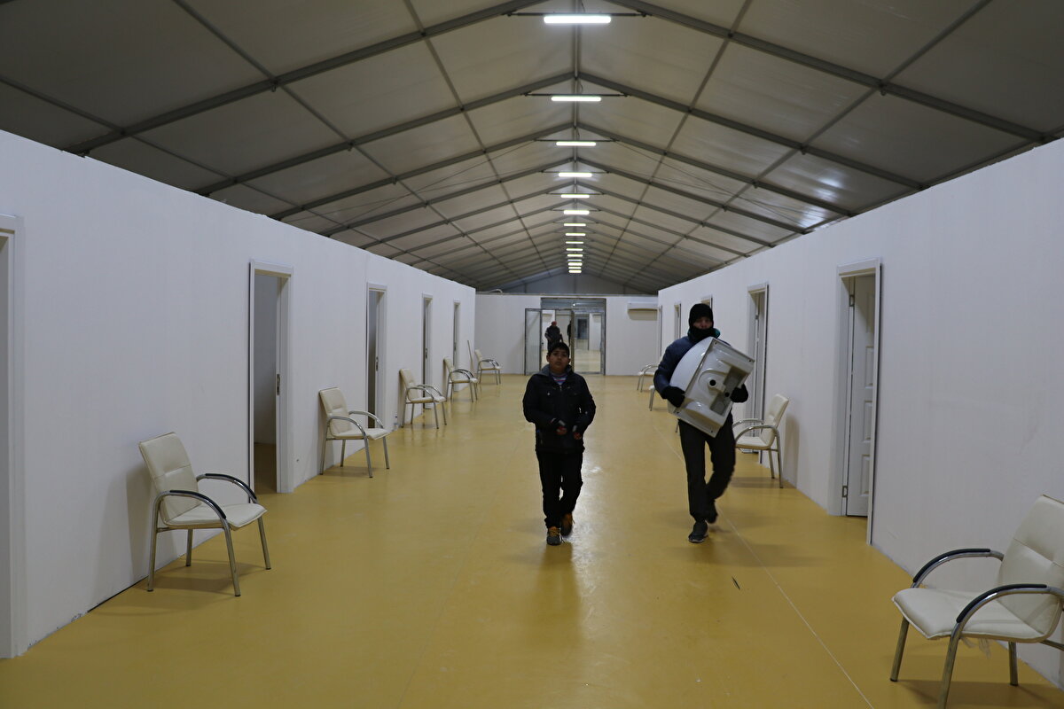 Zahiri, bu süreçte Türkiye ile BAE arasında hava köprüsü de kurduklarına dikkati çekerek, "Bütün BAE halkı buradaki Türk kardeşleriyle beraber." dedi.