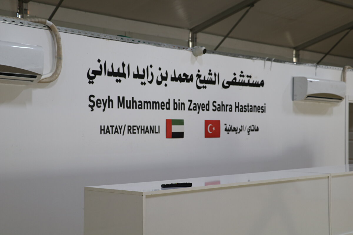 Yaklaşık 5 günde kurulan hastanede, 200 yatak ve 20 yoğun bakım ünitesi yer alıyor. 2 bin metrekare kurulu alana sahip hastanede, laboratuvar, röntgen hizmetlerinin yanı sıra iki ameliyathane bulunuyor.<br>