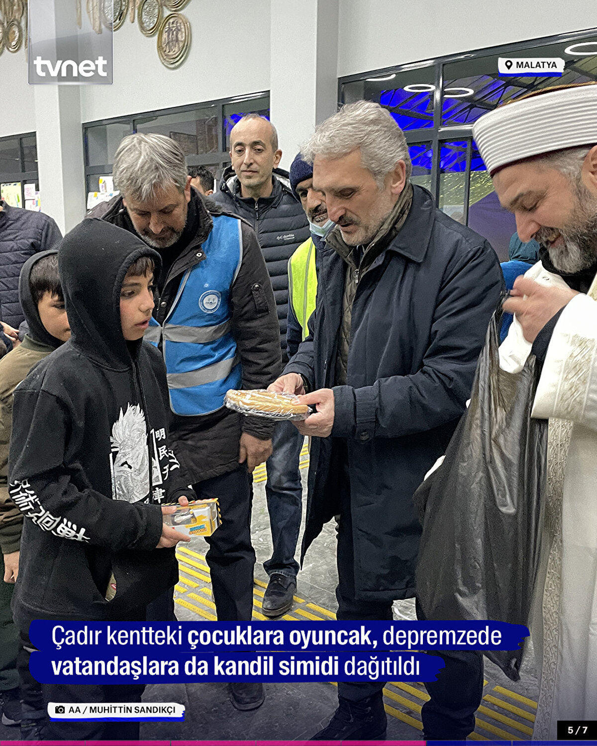 Çadır kentteki çocuklara oyuncak, depremzede vatandaşlara da kandil simidi dağıtıldı