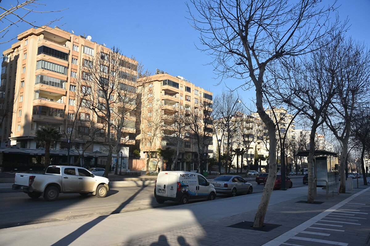 Ekipler, tespitini yaptıkları binaların girişlerine üzerinde karekod bulunan etiketler yapıştırıyor.