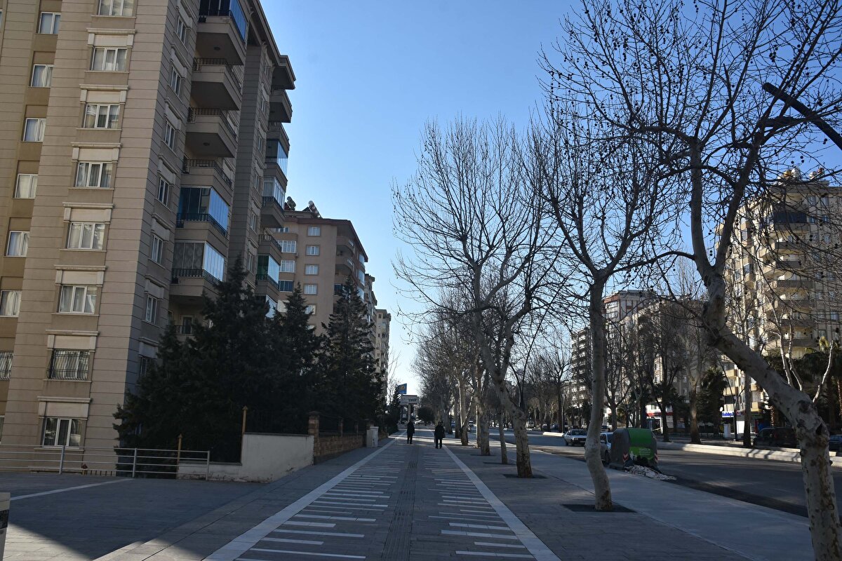 Çevre Şehircilik ve İklim Değişikliği Bakanlığı'na bağılı ekipler de ayakta kalan binalar için hasar tespit çalışması yürütüyor.