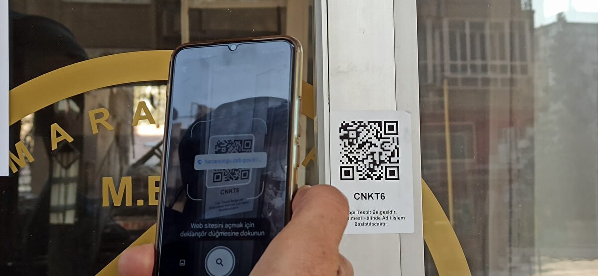 Bir taraftan yaşam bulgusuna ulaşılan enkazda arama kurtarma çalışması yürütülürken, canlı emaresine ulaşılamayan bölgelerde ise enkaz kaldırılıyor.