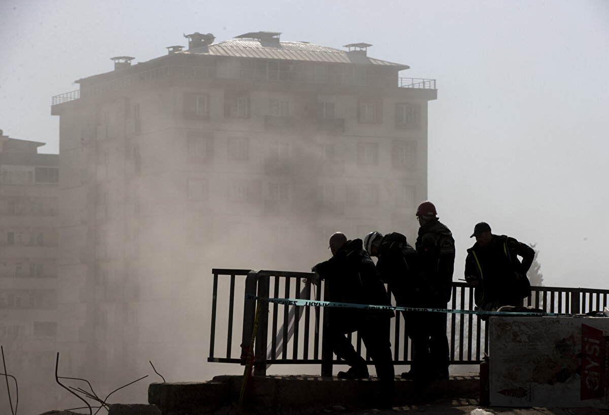 Kamyon şoförü Yalçın Yağdıran da gece gündüz demeden enkazın kaldırılması için çalışmaları sürdürdüklerini belirterek, "Bir araç günde en az 20 sefer yapıyor. Gün boyunca 900 kamyon hafriyat çekiliyor. Konteyner kent için hafriyat çıkarıyoruz. Görevimizi yapıyoruz. Devletimizin yanındayız. Elimizden geldiği kadar yardımcı olmaya çalışıyoruz. Allah hepimizin yardımcısı olsun" diye konuştu.